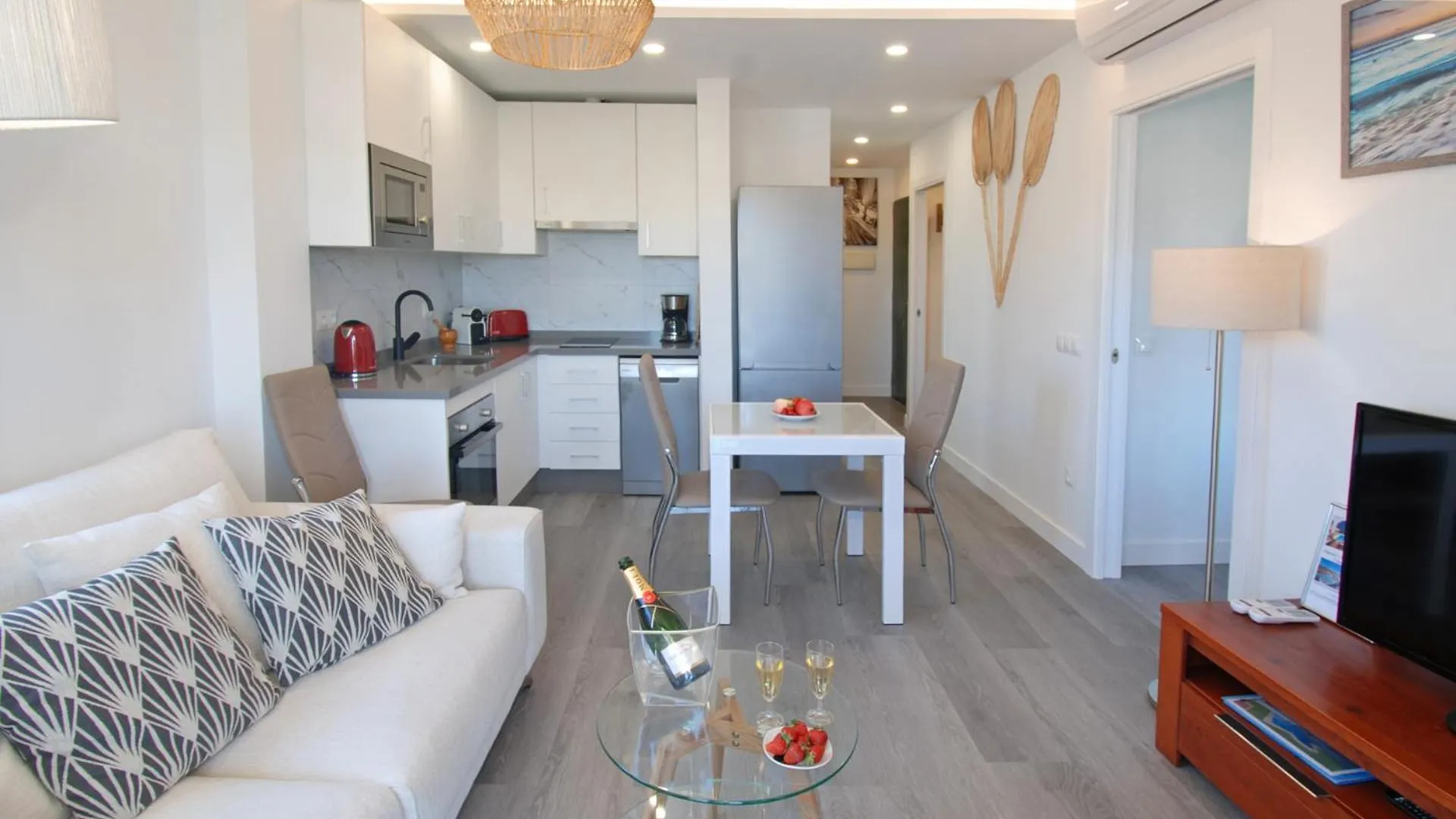 Isla De Benalmadena 2, 80M From The Sea, Amazing View,Ac, Bbq,Private Parking Apartment